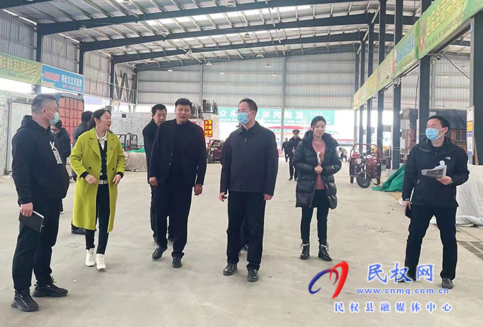 縣委常委、常務(wù)副縣長王景義督導(dǎo)文明城市創(chuàng)建工作市場組工作