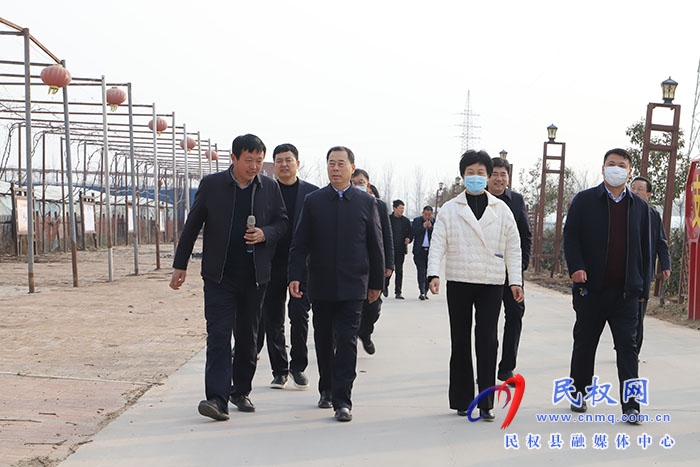 市人大常委會視察組蒞民視察耕地保護工作