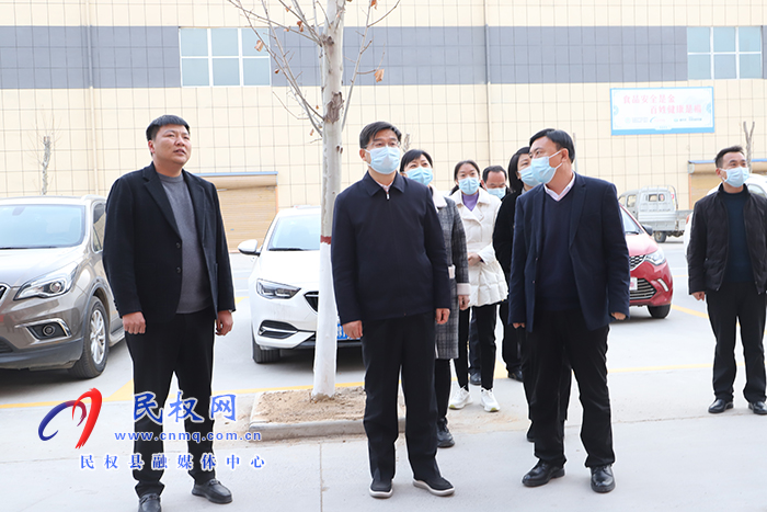 市人大常委會副主任、縣委書記張團結(jié)調(diào)研食品安全“兩個責任”落實情況