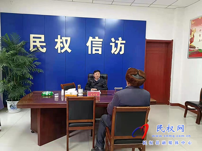 縣委常委、政法委書(shū)記陳鴻志接待來(lái)訪(fǎng)群眾