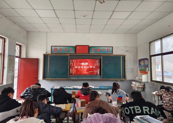 雙塔鎮(zhèn)各中小學開展“學雷鋒樹新風”活動