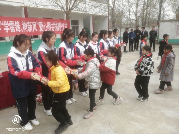 商丘市第一高級(jí)中學(xué)到秣坡小學(xué)開(kāi)展 “學(xué)雷鋒、樹新風(fēng)”愛(ài)心圖書捐書活動(dòng)