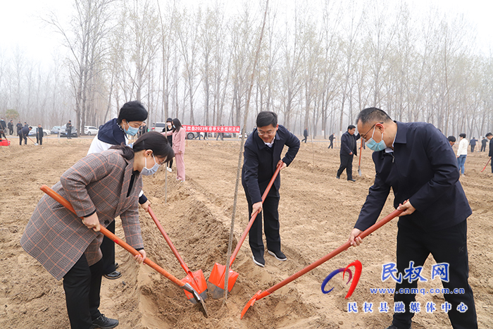 縣四大家領(lǐng)導義務植樹再添新綠