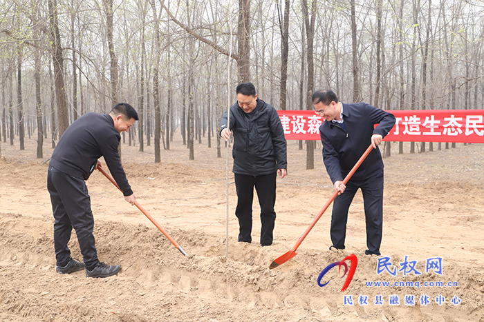 縣四大家領(lǐng)導義務植樹再添新綠