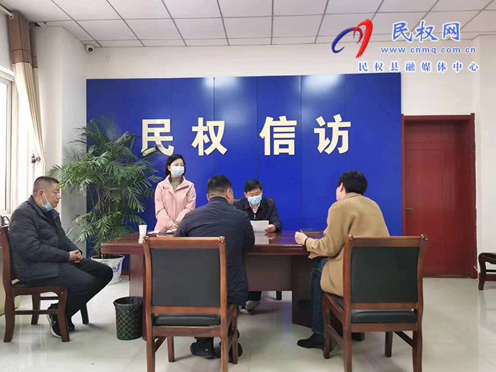 市人大常委會(huì)副主任、縣委書記張團(tuán)結(jié)到群眾來訪接待中心接待來訪群眾