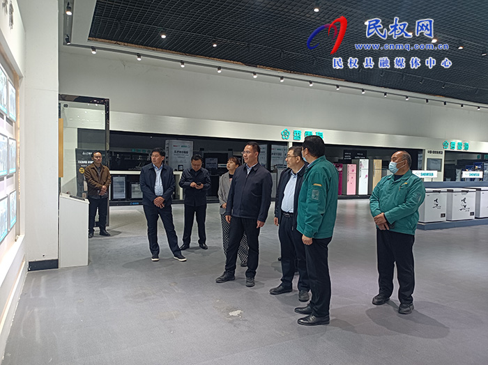 新疆生產(chǎn)建設(shè)兵團(tuán)第十三師新星市大營(yíng)房城管委黨委書(shū)記殷向東到民參觀考察