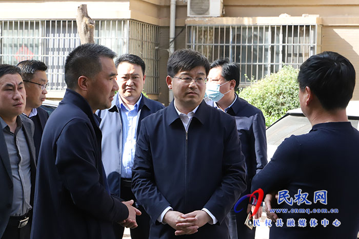 市人大常委會副主任、縣委書記張團結調研志愿服務工作