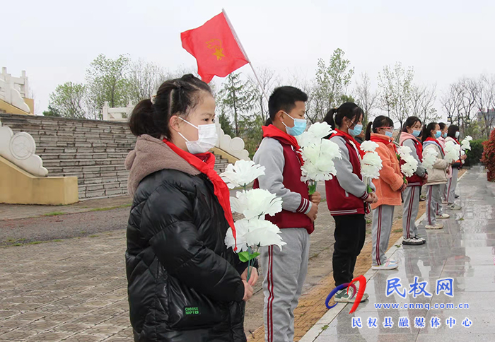 緬懷革命先烈 傳承紅色基因 褚廟鄉(xiāng)中心小學(xué)開展清明祭掃活動(dòng)