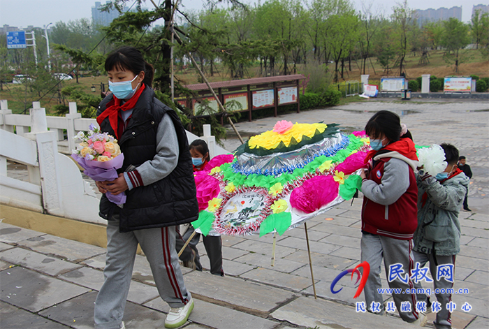 緬懷革命先烈 傳承紅色基因 褚廟鄉(xiāng)中心小學(xué)開展清明祭掃活動(dòng)