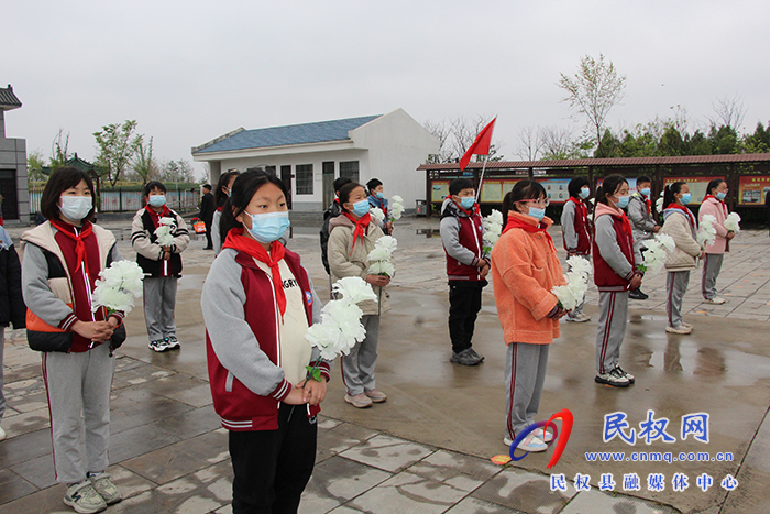 緬懷革命先烈 傳承紅色基因 褚廟鄉(xiāng)中心小學(xué)開展清明祭掃活動(dòng)