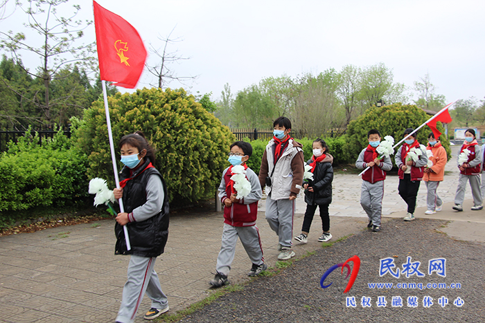 緬懷革命先烈 傳承紅色基因 褚廟鄉(xiāng)中心小學(xué)開展清明祭掃活動(dòng)