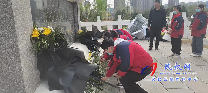  城關一中開展“緬懷革命先烈，繼承革命傳統(tǒng)”清明節(jié)祭掃活動