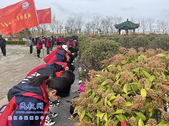  城關一中開展“緬懷革命先烈，繼承革命傳統(tǒng)”清明節(jié)祭掃活動