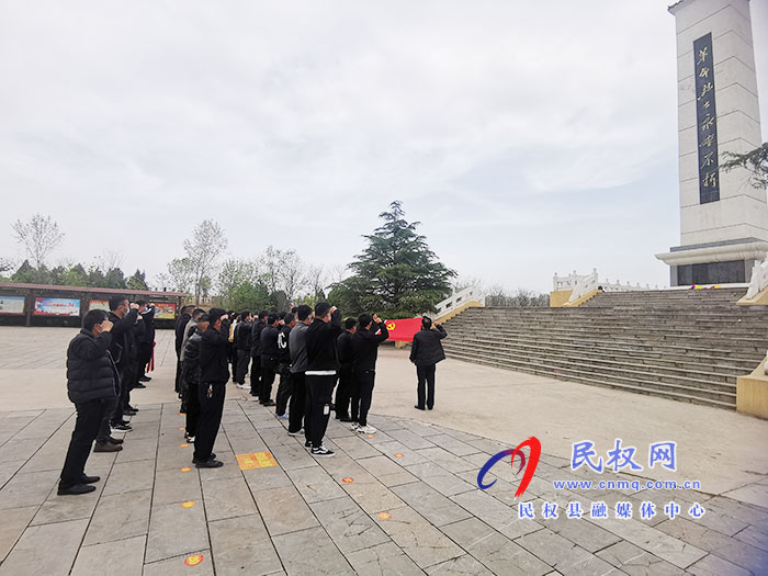 民權(quán)縣水務(wù)公司開展“祭英烈 愛國防”全民國防教育活動(dòng)