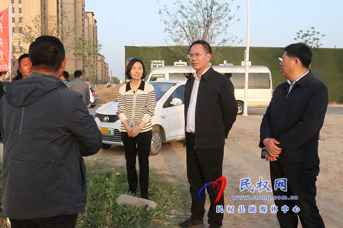 縣委常委、常務(wù)副縣長(zhǎng)王景義現(xiàn)場(chǎng)辦公查看城區(qū)道路建設(shè)情況