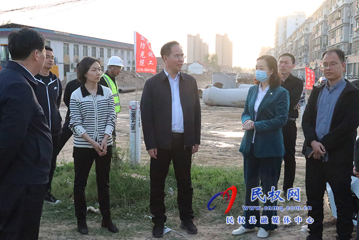 縣委常委、常務(wù)副縣長(zhǎng)王景義現(xiàn)場(chǎng)辦公查看城區(qū)道路建設(shè)情況