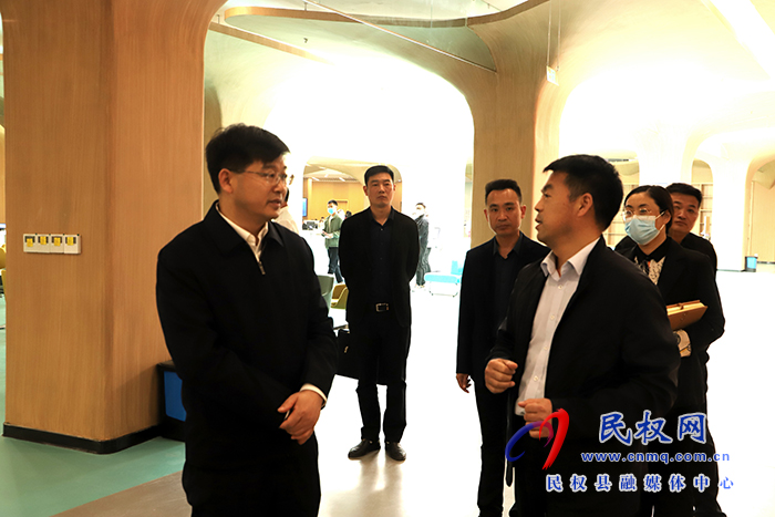 市人大常委會(huì)副主任、縣委書(shū)記張團(tuán)結(jié)調(diào)研政務(wù)服務(wù)中心運(yùn)營(yíng)情況