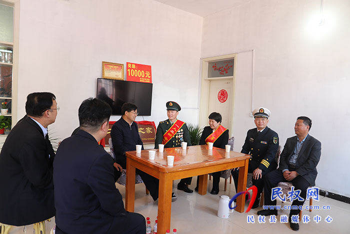 市人大常委會副主任、縣委書記張團結(jié)等縣領導為榮立二等功現(xiàn)役軍人送喜報