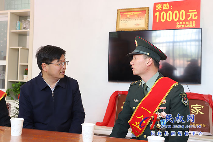 市人大常委會副主任、縣委書記張團結(jié)等縣領導為榮立二等功現(xiàn)役軍人送喜報