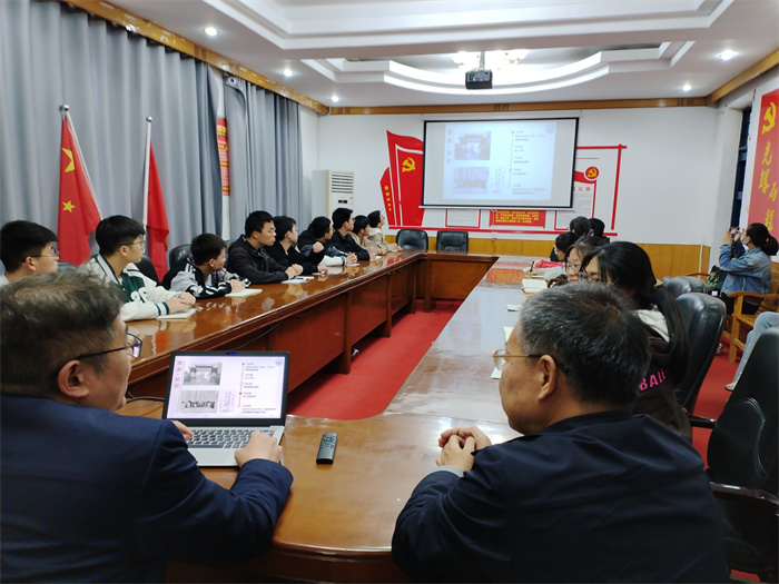   民權(quán)博士團(tuán)成員、上海同濟(jì)大學(xué)教授朱京濤招生工作組到民權(quán)縣高級(jí)中學(xué)開展招生宣講活動(dòng)