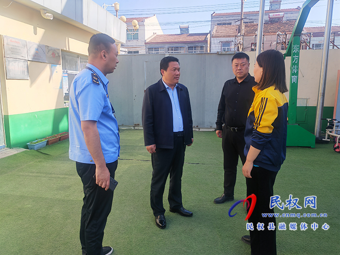 縣委常委、縣委辦公室主任吳杰到野崗鎮(zhèn)督導(dǎo)校園食品安全、違法違規(guī)占用耕地整治工作