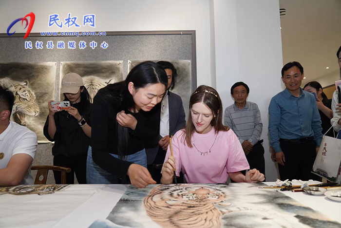 2023“打卡中國(guó)·讀懂中國(guó)式現(xiàn)代化——你好，河南！”網(wǎng)絡(luò)國(guó)際傳播活動(dòng)走進(jìn)“中國(guó)畫虎第一村” ? ? ?