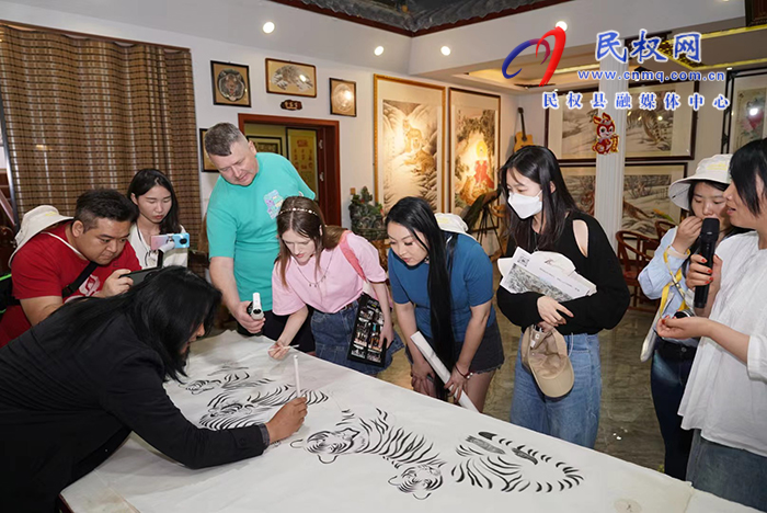 2023“打卡中國(guó)·讀懂中國(guó)式現(xiàn)代化——你好，河南！”網(wǎng)絡(luò)國(guó)際傳播活動(dòng)走進(jìn)“中國(guó)畫虎第一村” ? ? ?