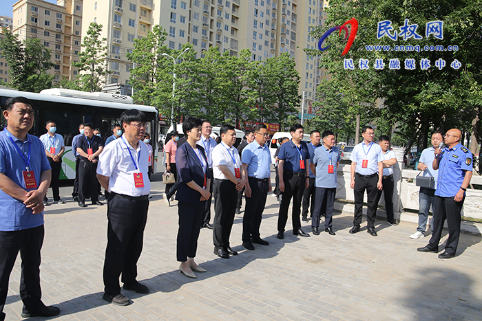縣人大代表和政協(xié)委員視察我縣全國文明城市創(chuàng)建工作