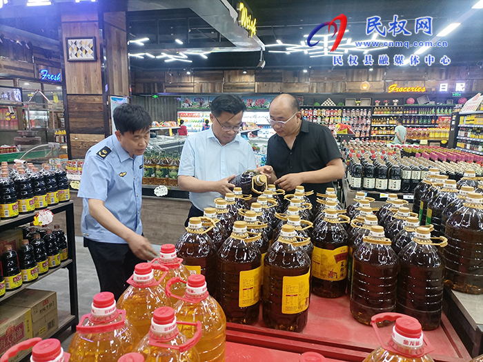 縣委常委、宣傳部長(zhǎng)、副縣長(zhǎng)畢道喜到王橋鎮(zhèn)督導(dǎo)檢查安全生產(chǎn)和食品安全“兩個(gè)責(zé)任”落實(shí)工作