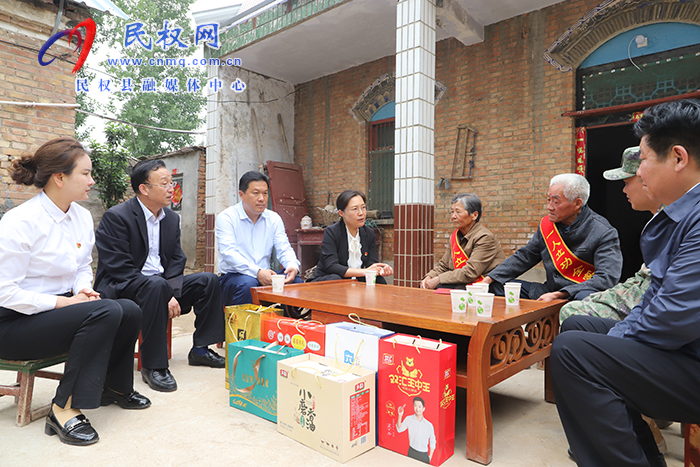 縣委書記、縣長王靜嫻走訪慰問現(xiàn)役軍人家屬