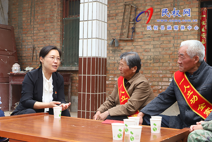 縣委書記、縣長王靜嫻走訪慰問現(xiàn)役軍人家屬