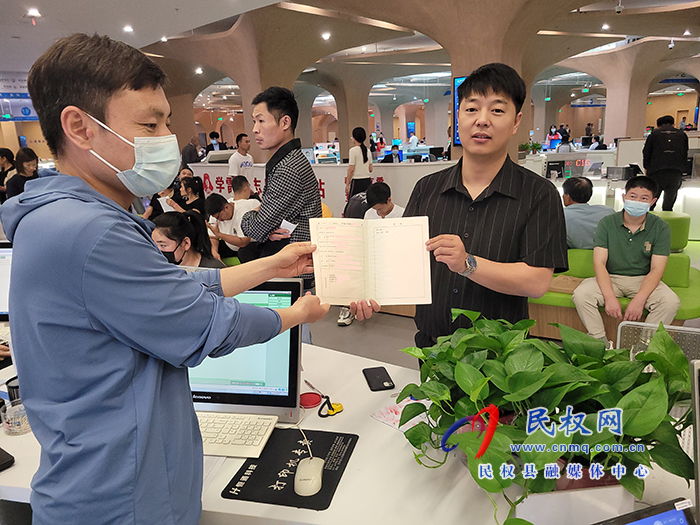 民權(quán)縣自然資源局全面開啟“交地即發(fā)證”服務(wù)新模式
