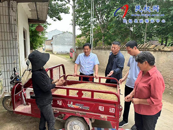 縣委常委、縣委辦公室主任吳杰到野崗鎮(zhèn)調(diào)研指導(dǎo)“三夏”生產(chǎn)、信訪穩(wěn)定等工作