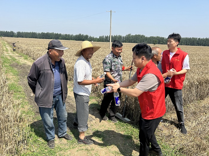 民權(quán)縣財政局：“三夏”慰問送清涼 結(jié)對共建助農(nóng)忙