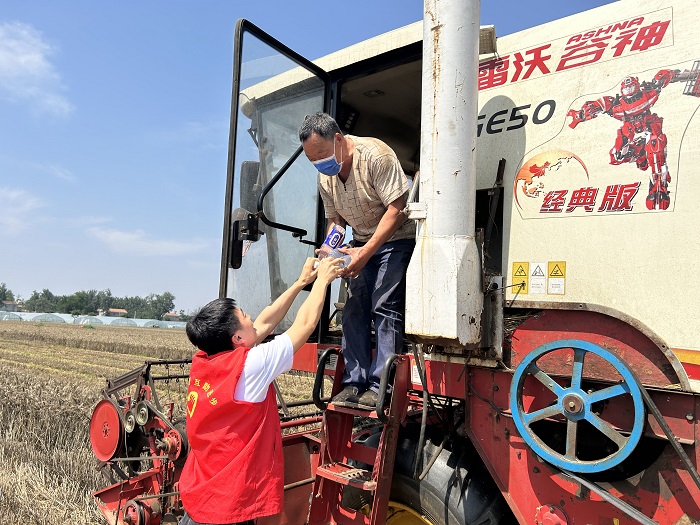 民權(quán)縣財政局：“三夏”慰問送清涼 結(jié)對共建助農(nóng)忙