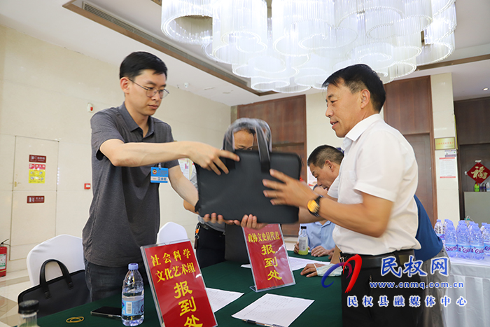 出席政協(xié)第十一屆民權(quán)縣委員會第二次會議的政協(xié)委員陸續(xù)向大會報到 出席政協(xié)第十一屆民權(quán)縣委員會第二次會議的政協(xié)委員陸續(xù)向大會報到