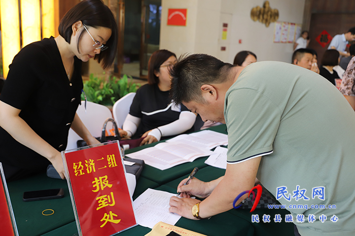 出席政協(xié)第十一屆民權(quán)縣委員會第二次會議的政協(xié)委員陸續(xù)向大會報到 出席政協(xié)第十一屆民權(quán)縣委員會第二次會議的政協(xié)委員陸續(xù)向大會報到