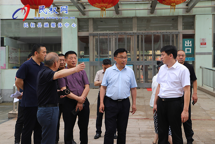 縣委常委、宣傳部長、副縣長畢道喜實地督導檢查文明城創(chuàng)建重點點位