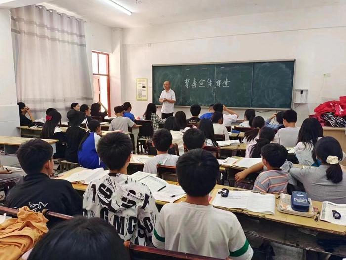 莊子鎮(zhèn)開(kāi)展禁毒宣傳“進(jìn)萬(wàn)家”活動(dòng)