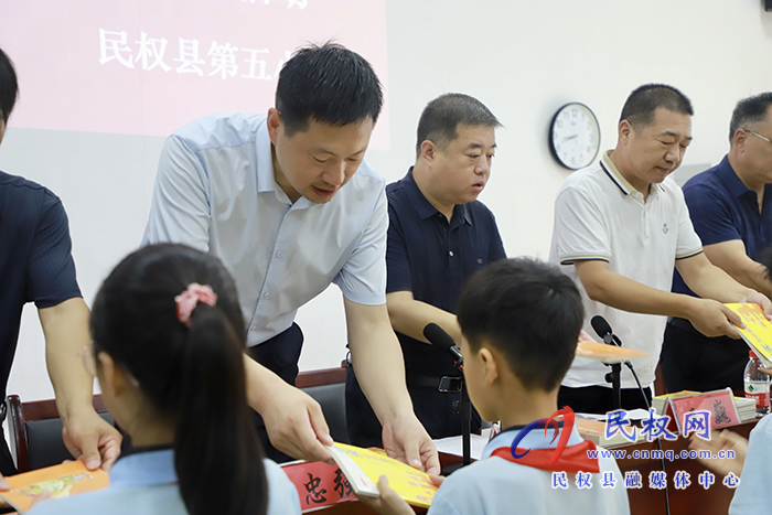 我縣舉行圖書(shū)捐贈(zèng)進(jìn)校園活動(dòng)