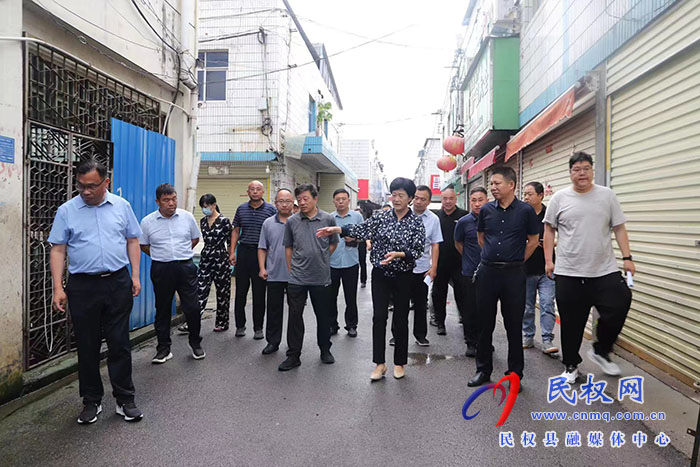 縣領(lǐng)導查看全國文明城市、國家衛(wèi)生縣創(chuàng)建工作