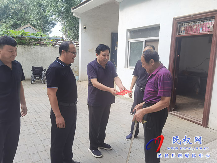 縣領(lǐng)導(dǎo)陳進(jìn)領(lǐng)“八一”節(jié)前到胡集鄉(xiāng)走訪慰問復(fù)退、復(fù)員軍人