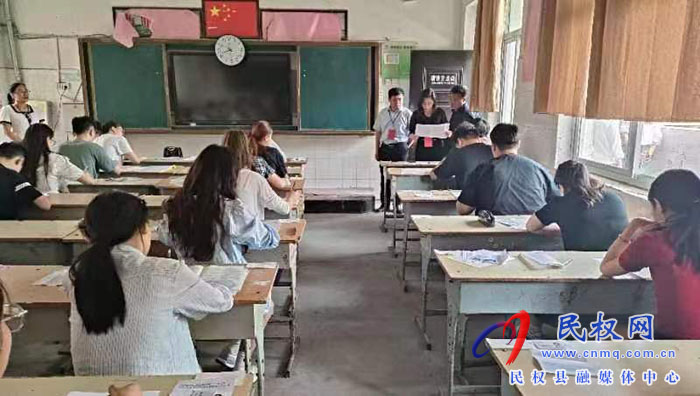 副縣長朱琳巡視指導(dǎo)公開招聘筆試考場