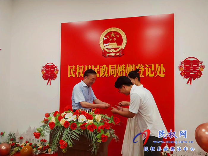 民權(quán)縣婚姻登記處開展“浪漫‘七夕節(jié)’移風(fēng)易俗、倡樹文明新風(fēng)”主題活動(dòng)