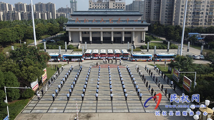 民權(quán)縣“雙擁號(hào)”公交車發(fā)車儀式舉行