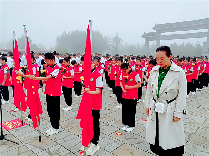 緬懷革命先烈  弘揚革命精神  ——民權(quán)縣第三小學組織少先隊員參加2023年民權(quán)縣烈士紀念日公祭活動