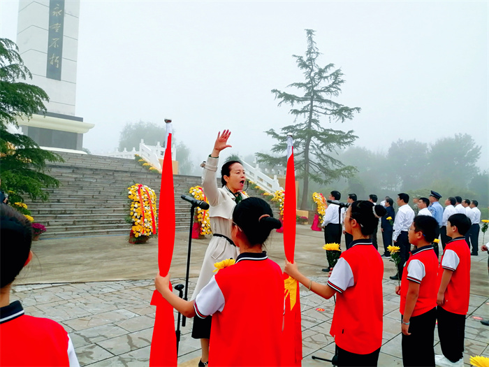 緬懷革命先烈  弘揚革命精神  ——民權(quán)縣第三小學組織少先隊員參加2023年民權(quán)縣烈士紀念日公祭活動