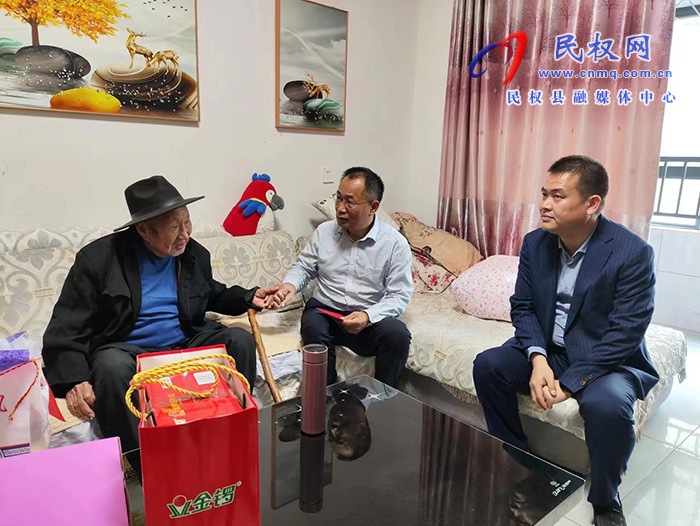 縣政協(xié)主席周明河到綠洲街道慰問百歲老人、“三無”老人