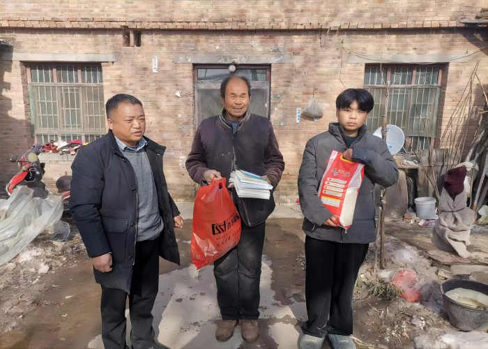 張建平：愛心助困，情滿寒冬