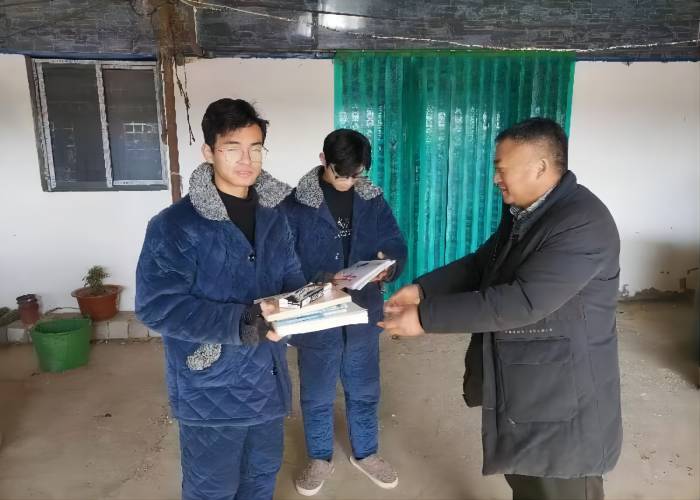 張建平：愛心助困，情滿寒冬
